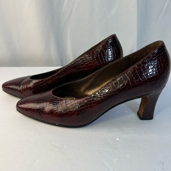 Vintage Joanna Wallace Burgundy Crocodile Pattern Heels Pumps made in Canada - Picture 6 of 9